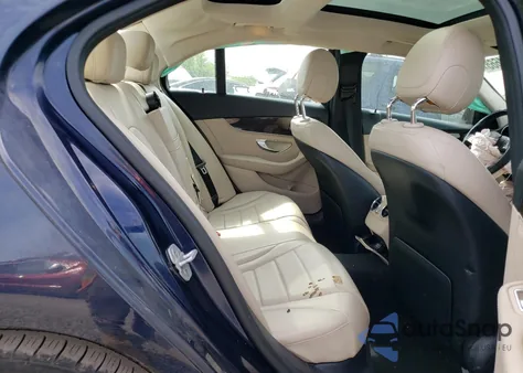 2015 Mercedes-Benz C 300 4Matic z USA, uszkodzony, nr VIN 55SWF4KB7FU095700